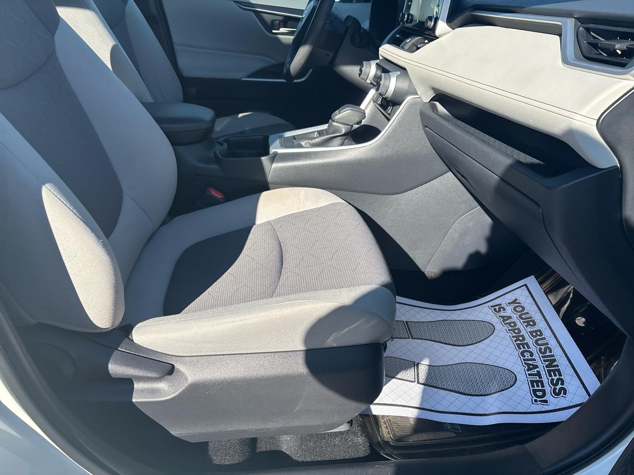 Toyota RAV4 XLE FWD (Natl) 2019