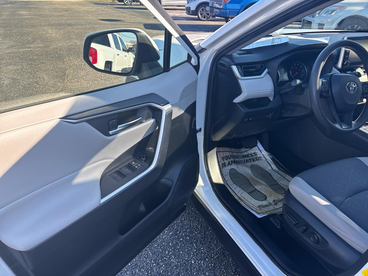 Toyota RAV4 XLE FWD (Natl) 2019