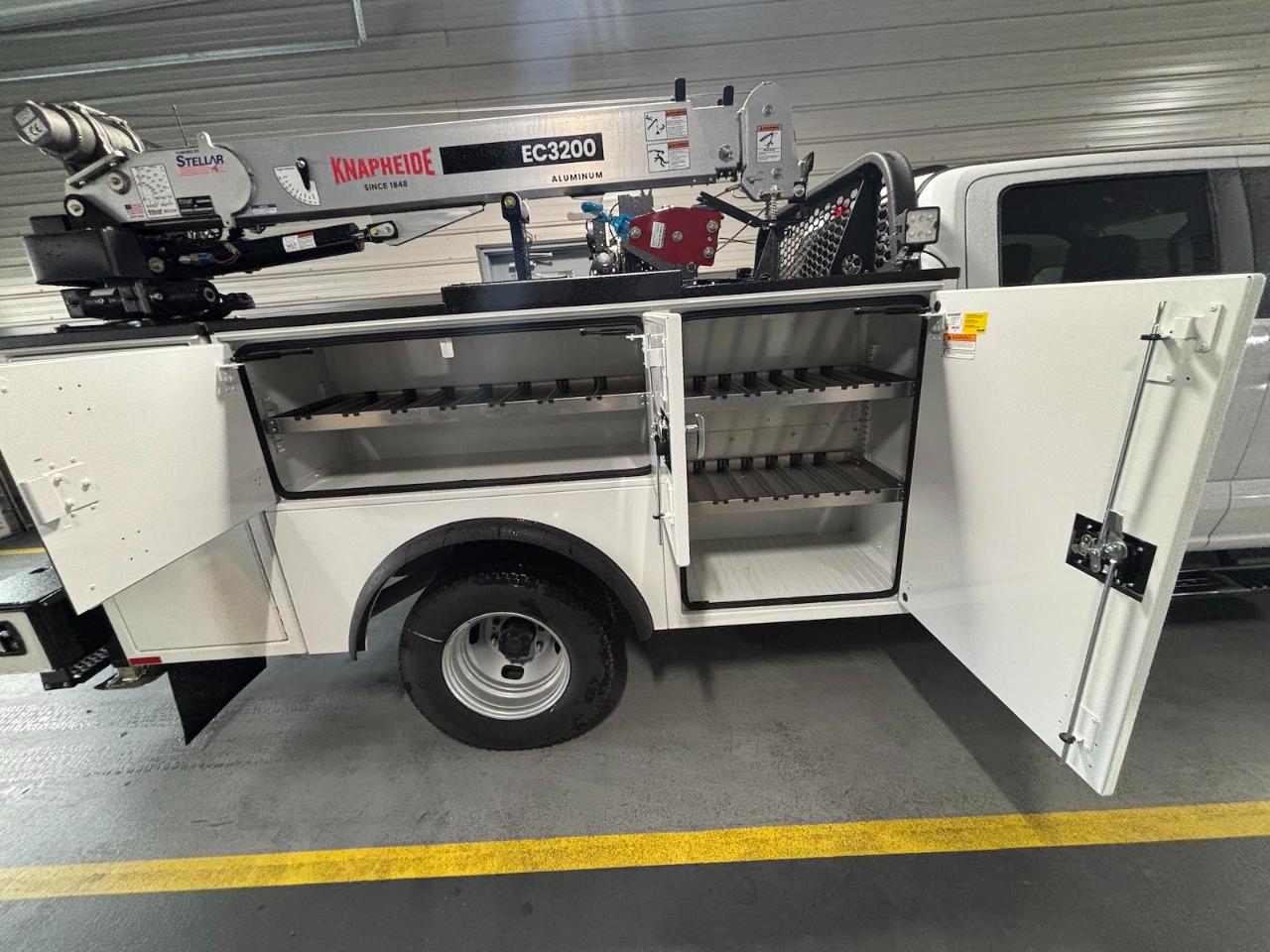 Ford Super Duty F-350 DRW Lariat 4WD Crew Cab 179" WB 60" CA 2026