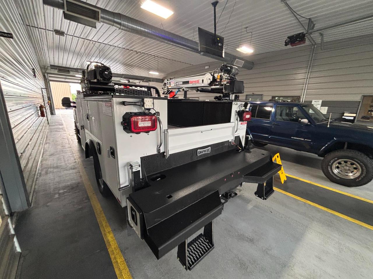 Ford Super Duty F-350 DRW Lariat 4WD Crew Cab 179" WB 60" CA 2026