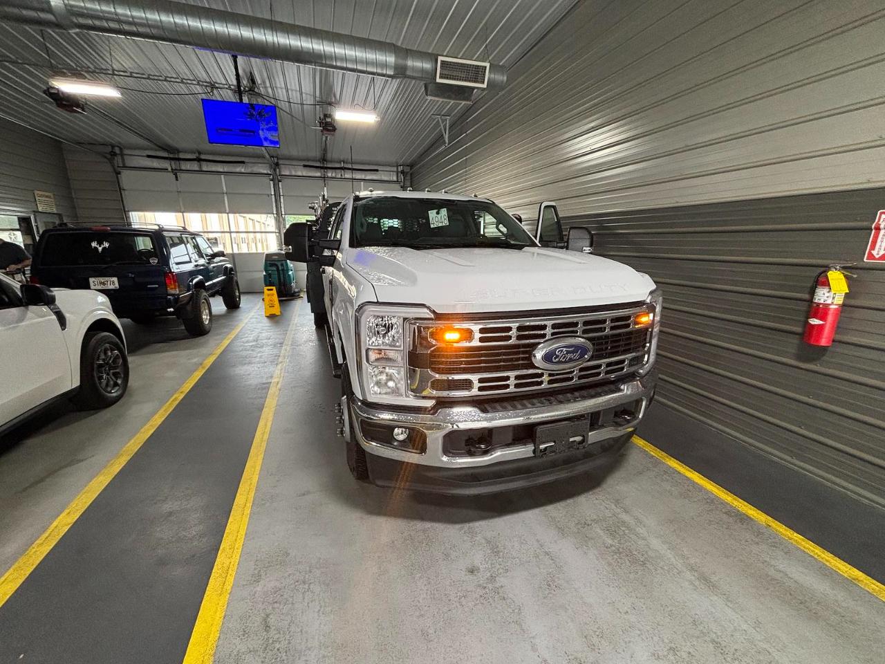 Ford Super Duty F-350 DRW Lariat 4WD Crew Cab 179" WB 60" CA 2026