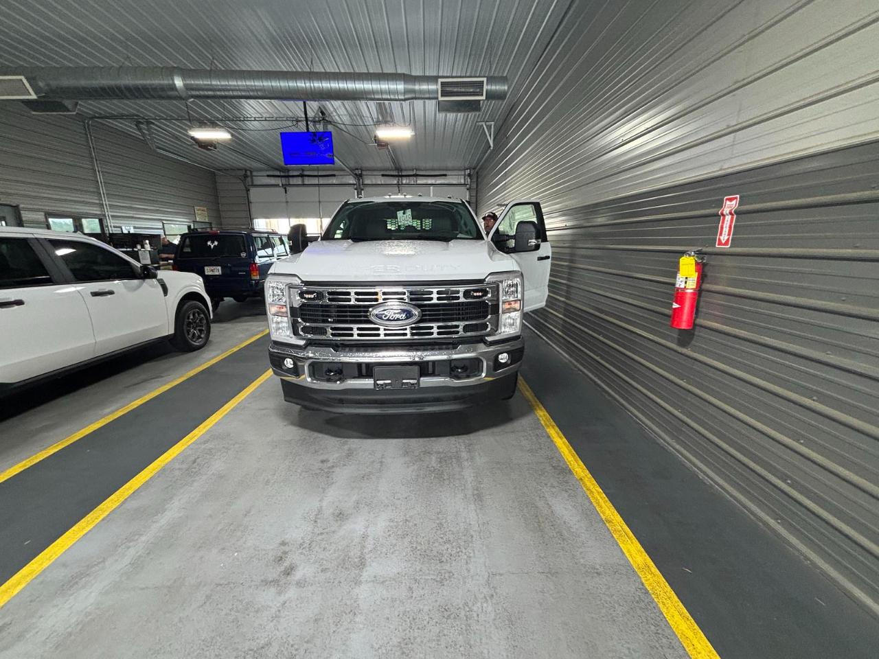 Ford Super Duty F-350 DRW Lariat 4WD Crew Cab 179" WB 60" CA 2026