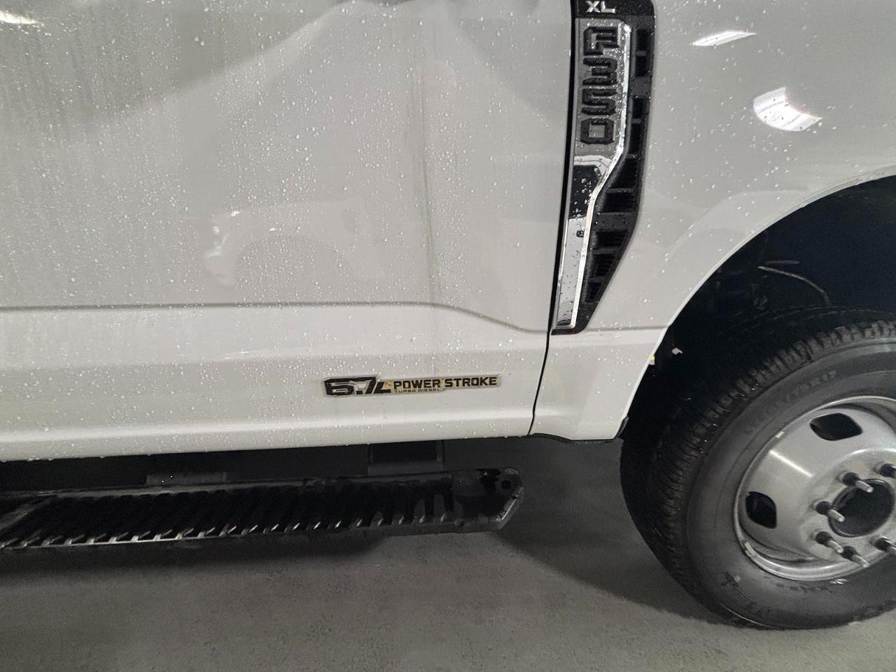 Ford Super Duty F-350 DRW Lariat 4WD Crew Cab 179" WB 60" CA 2026