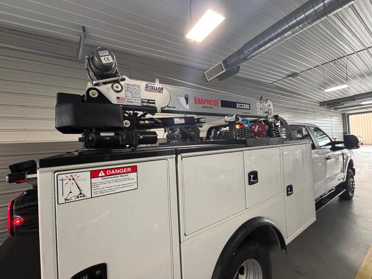 Ford Super Duty F-350 DRW Lariat 4WD Crew Cab 179" WB 60" CA 2026