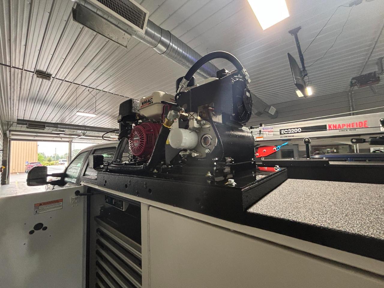 Ford Super Duty F-350 DRW Lariat 4WD Crew Cab 179" WB 60" CA 2026