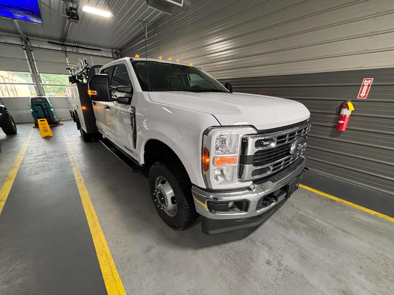 Ford Super Duty F-350 DRW Lariat 4WD Crew Cab 179" WB 60" CA 2026