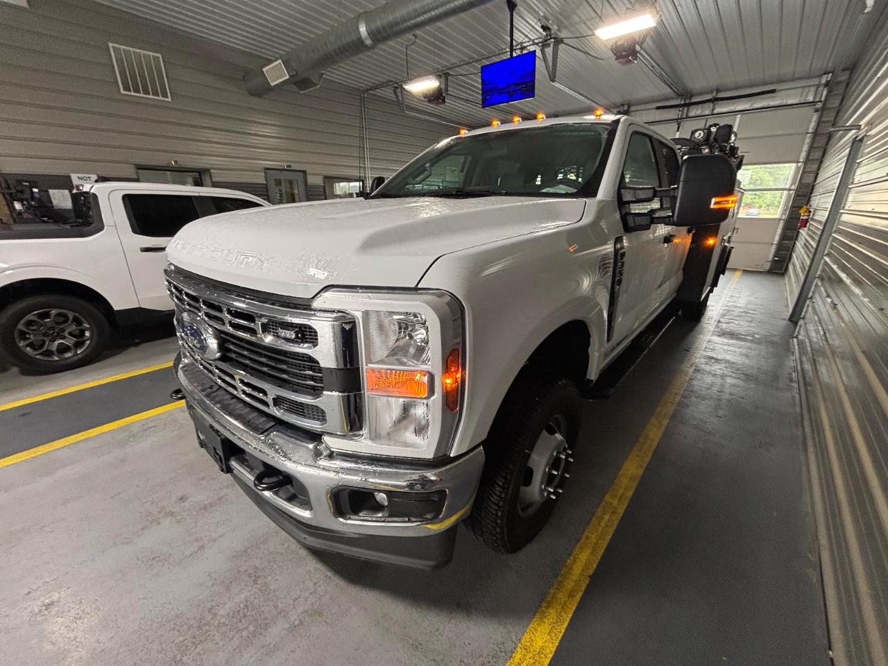 Ford Super Duty F-350 DRW Lariat 4WD Crew Cab 179" WB 60" CA 2026