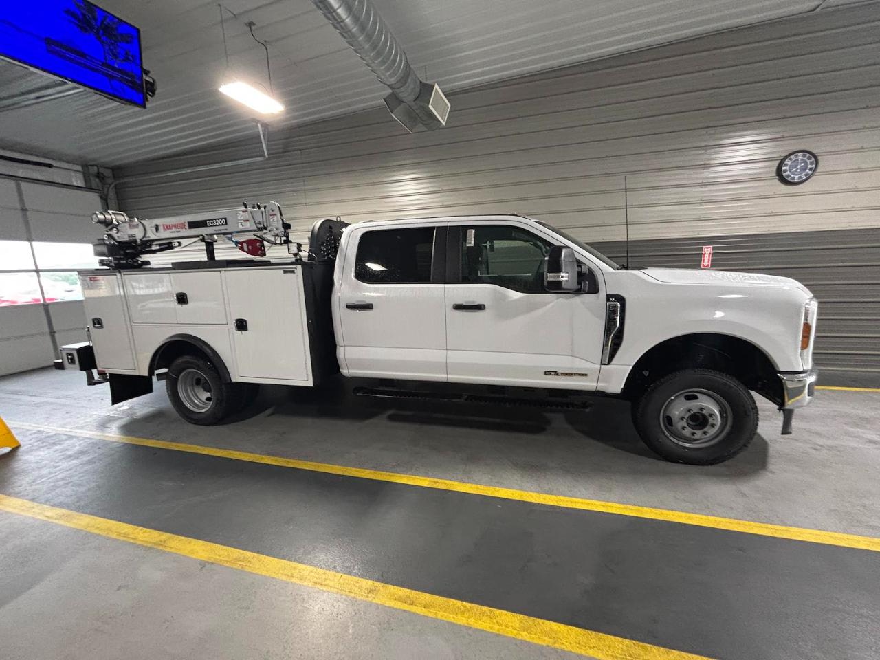 Ford Super Duty F-350 DRW Lariat 4WD Crew Cab 179" WB 60" CA 2026