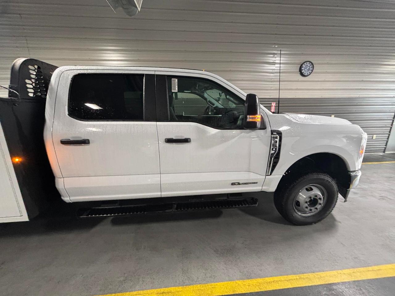 Ford Super Duty F-350 DRW Lariat 4WD Crew Cab 179" WB 60" CA 2026