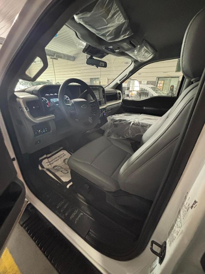 Ford Super Duty F-350 DRW Lariat 4WD Crew Cab 179" WB 60" CA 2026