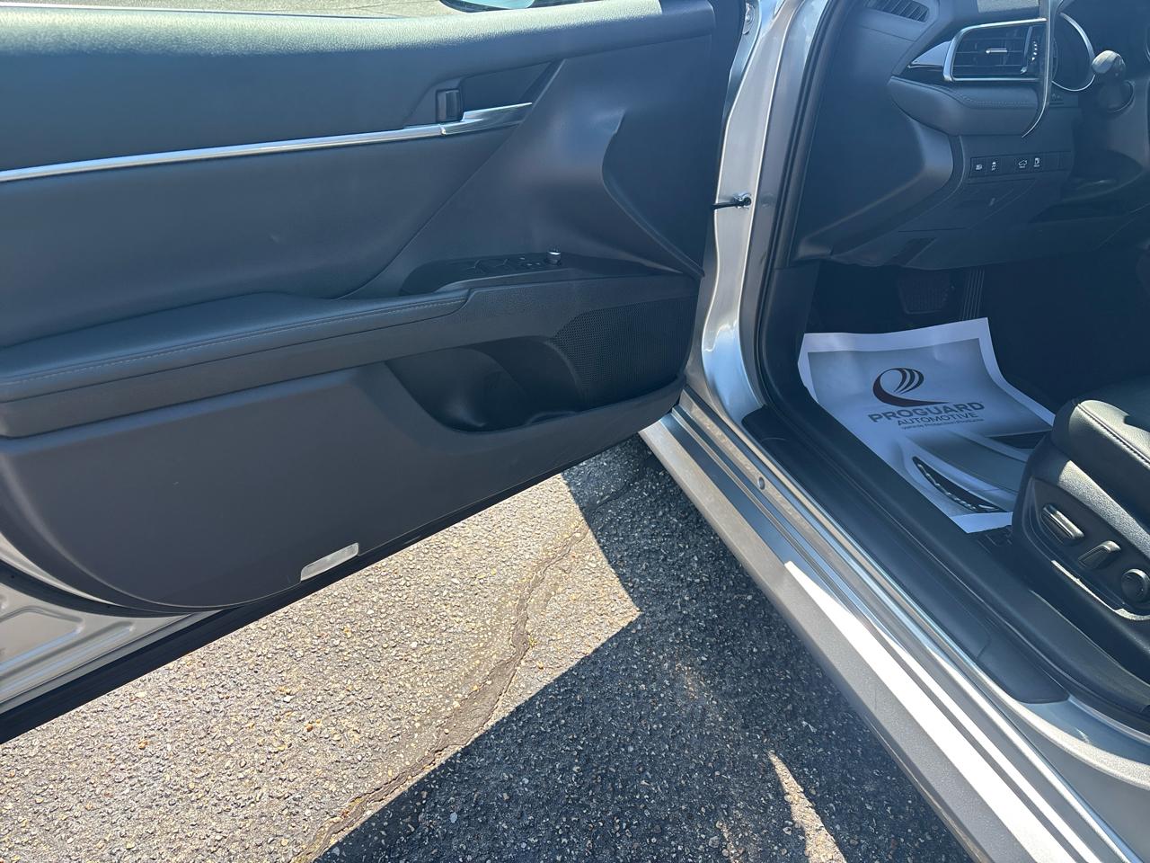 Toyota Camry Hybrid XLE CVT (Natl) 2023