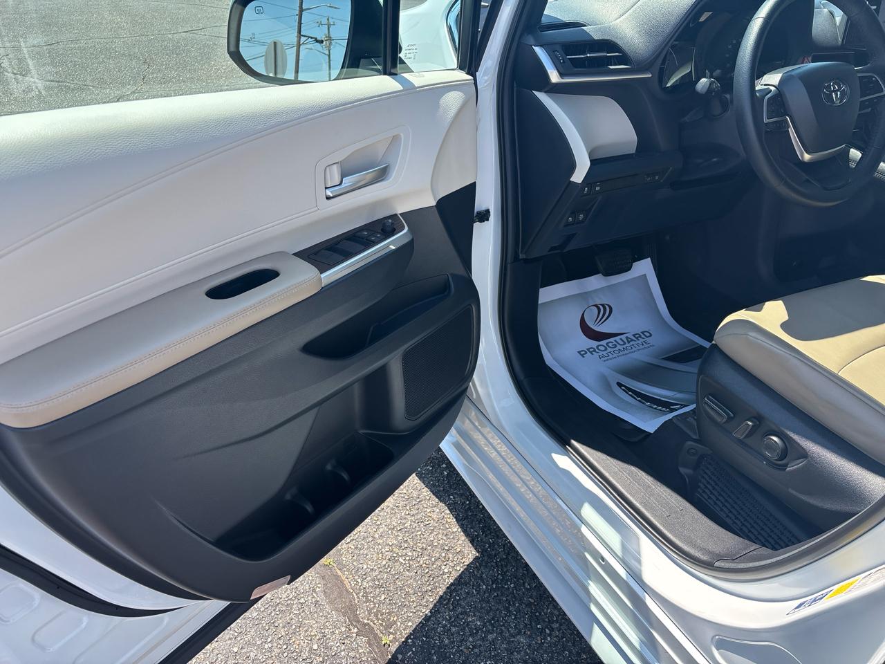Toyota Sienna XLE FWD 2022