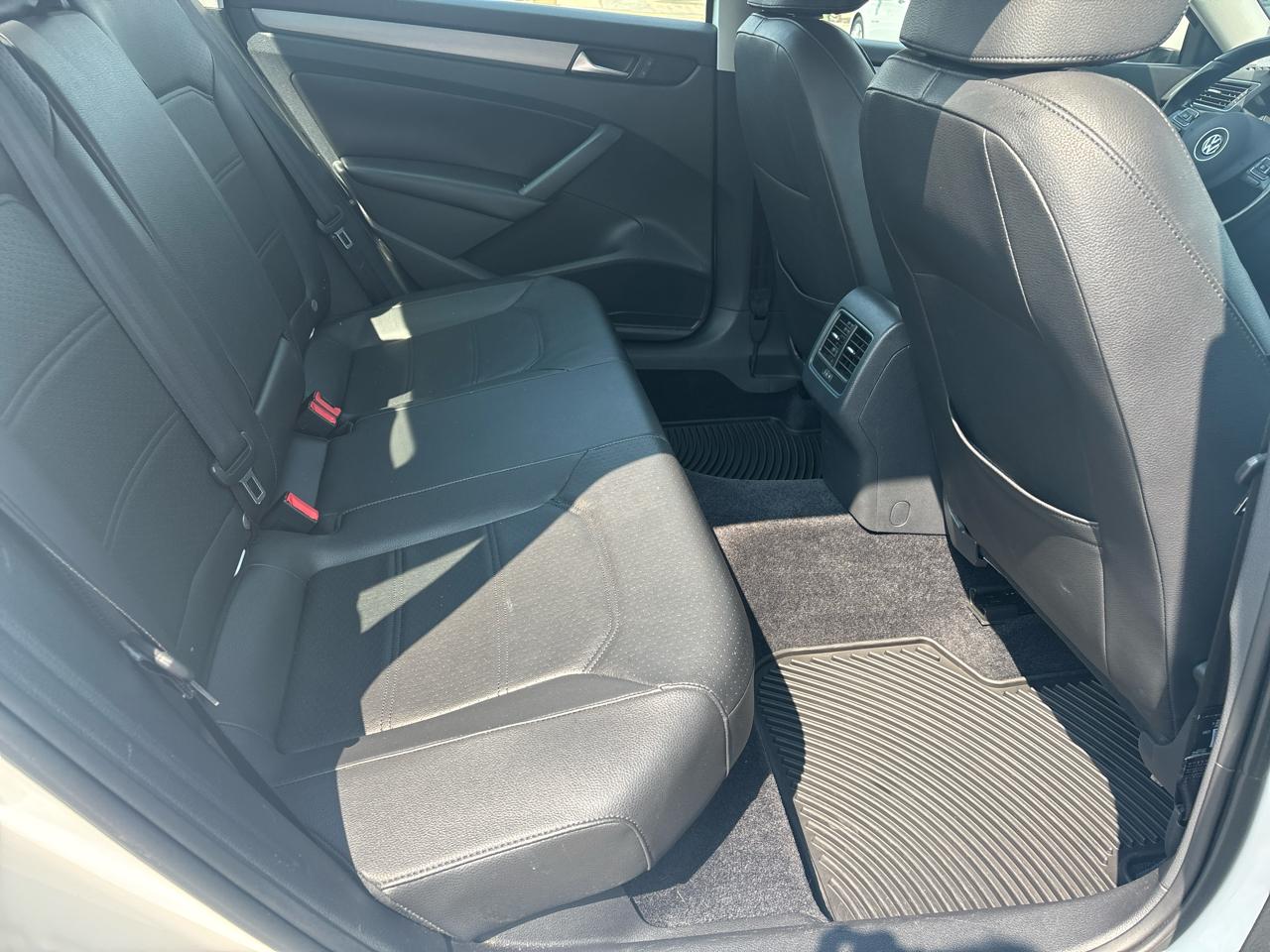 Volkswagen Passat 4dr Sdn 2.5L Auto SE w/Sunroof *Ltd Avail* 2014