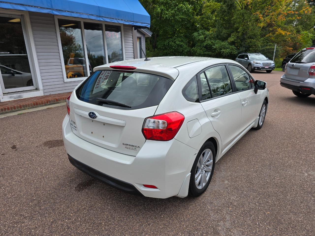 Subaru Impreza 2.0i Premium PZEV 5-Door 2016