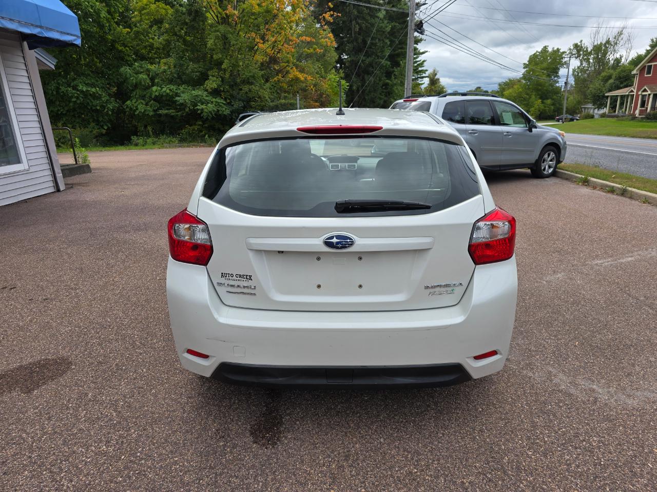 Subaru Impreza 2.0i Premium PZEV 5-Door 2016