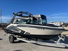 2016 Chaparral Pleasure Boat 