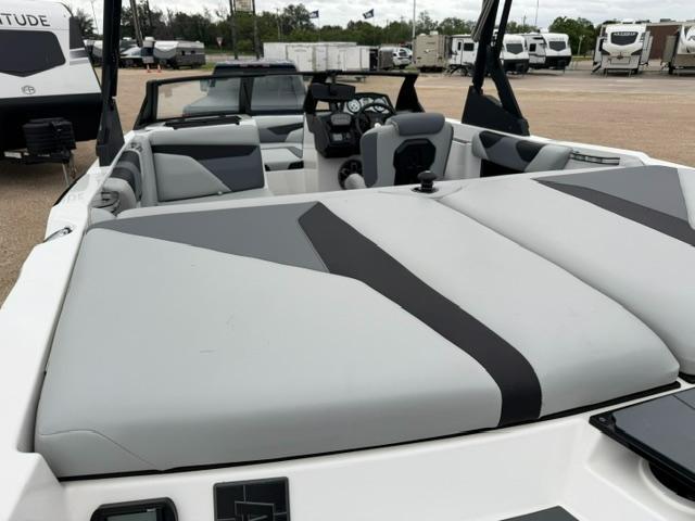 Axis Tow Boat A20  2021