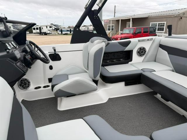 Axis Tow Boat A20  2021