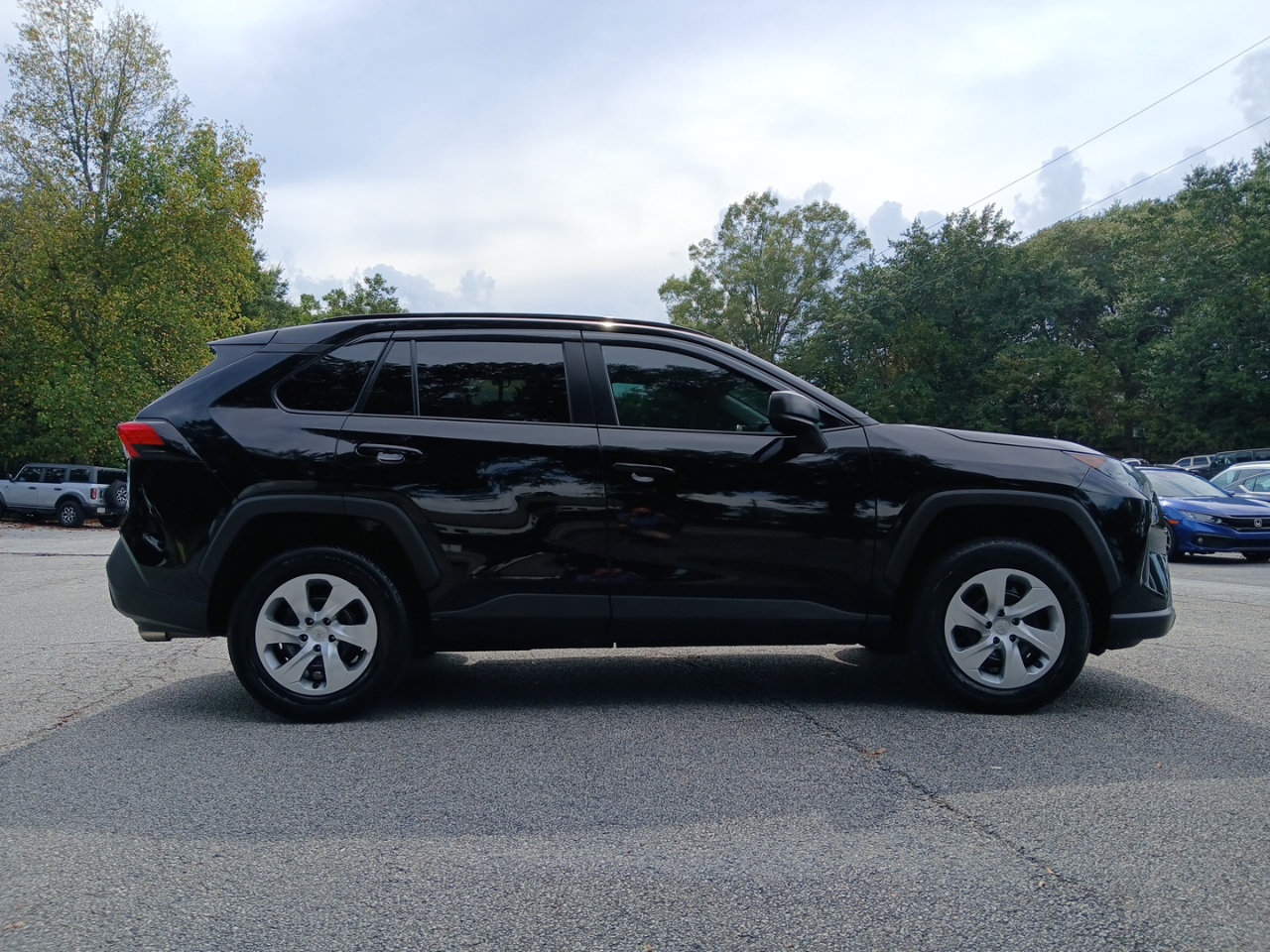 2021 Toyota RAV4 LE photo 3