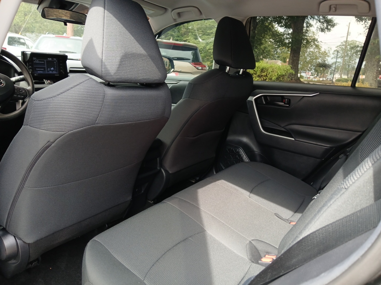 2021 Toyota RAV4 LE photo 9