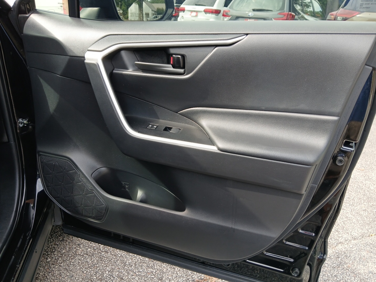 2021 Toyota RAV4 LE photo 12
