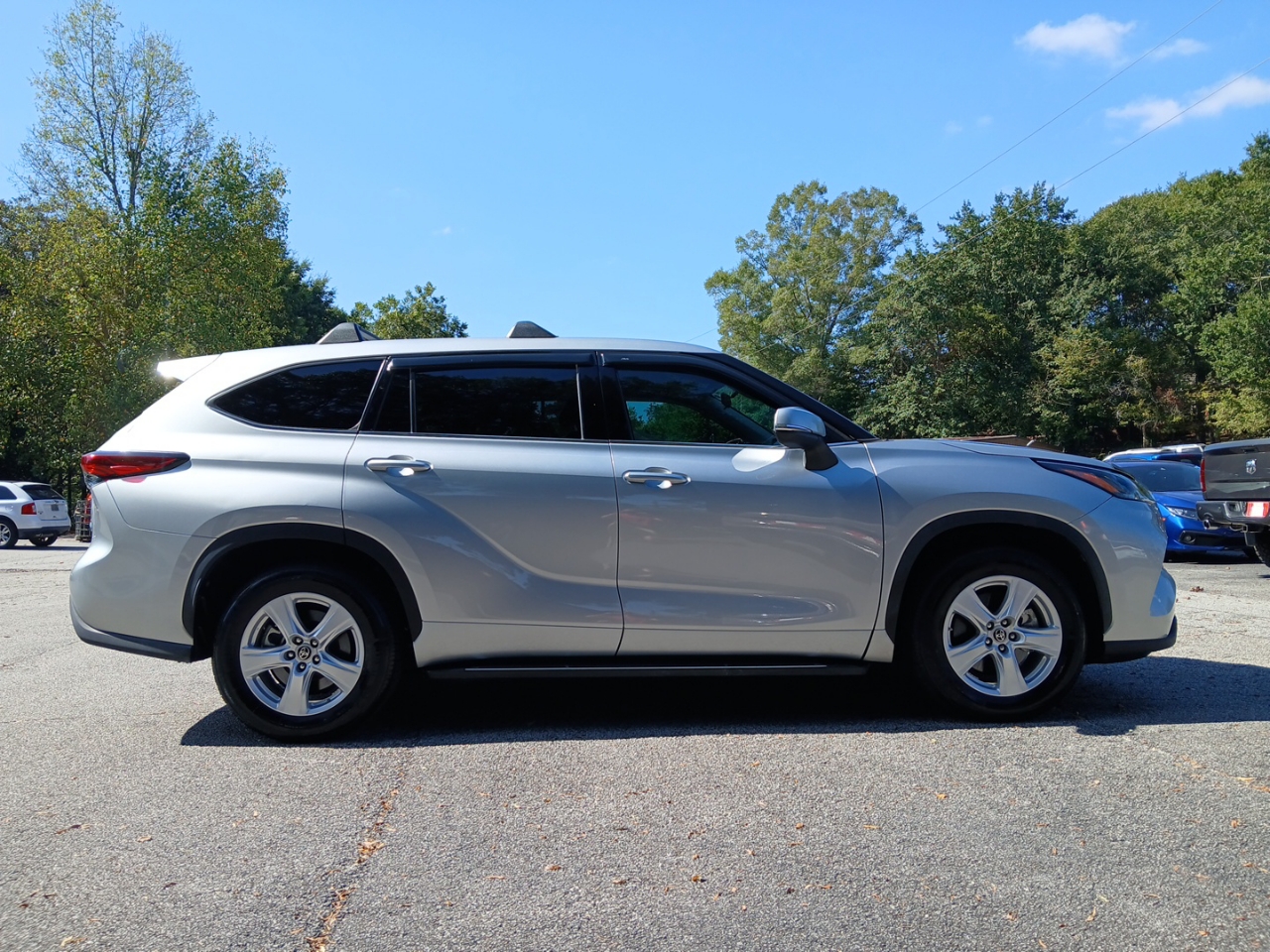 2022 Toyota Highlander L photo 5