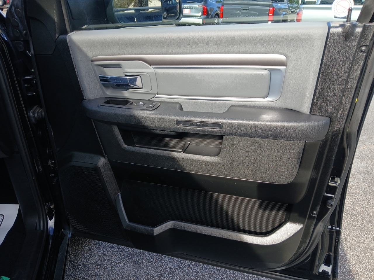 RAM 1500 Classic Tradesman Crew Cab SWB 2WD 2023