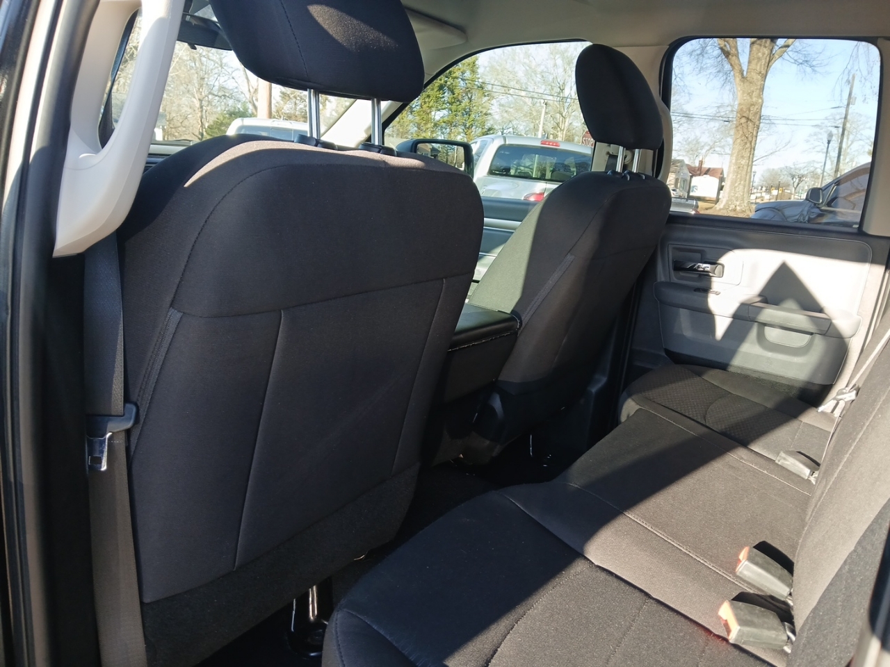 RAM 1500 4WD Quad Cab 140.5" Night 2020