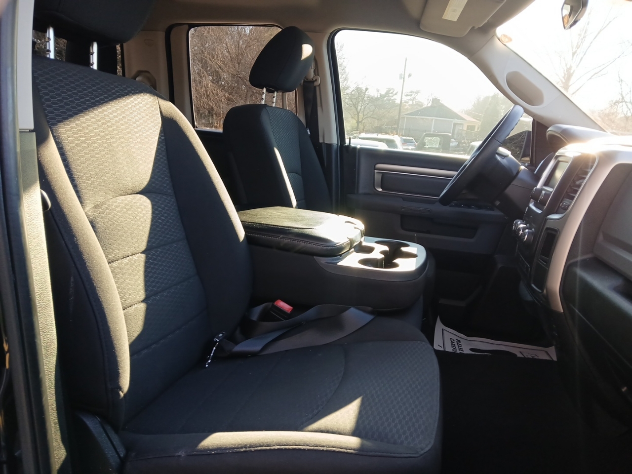 RAM 1500 4WD Quad Cab 140.5" Night 2020