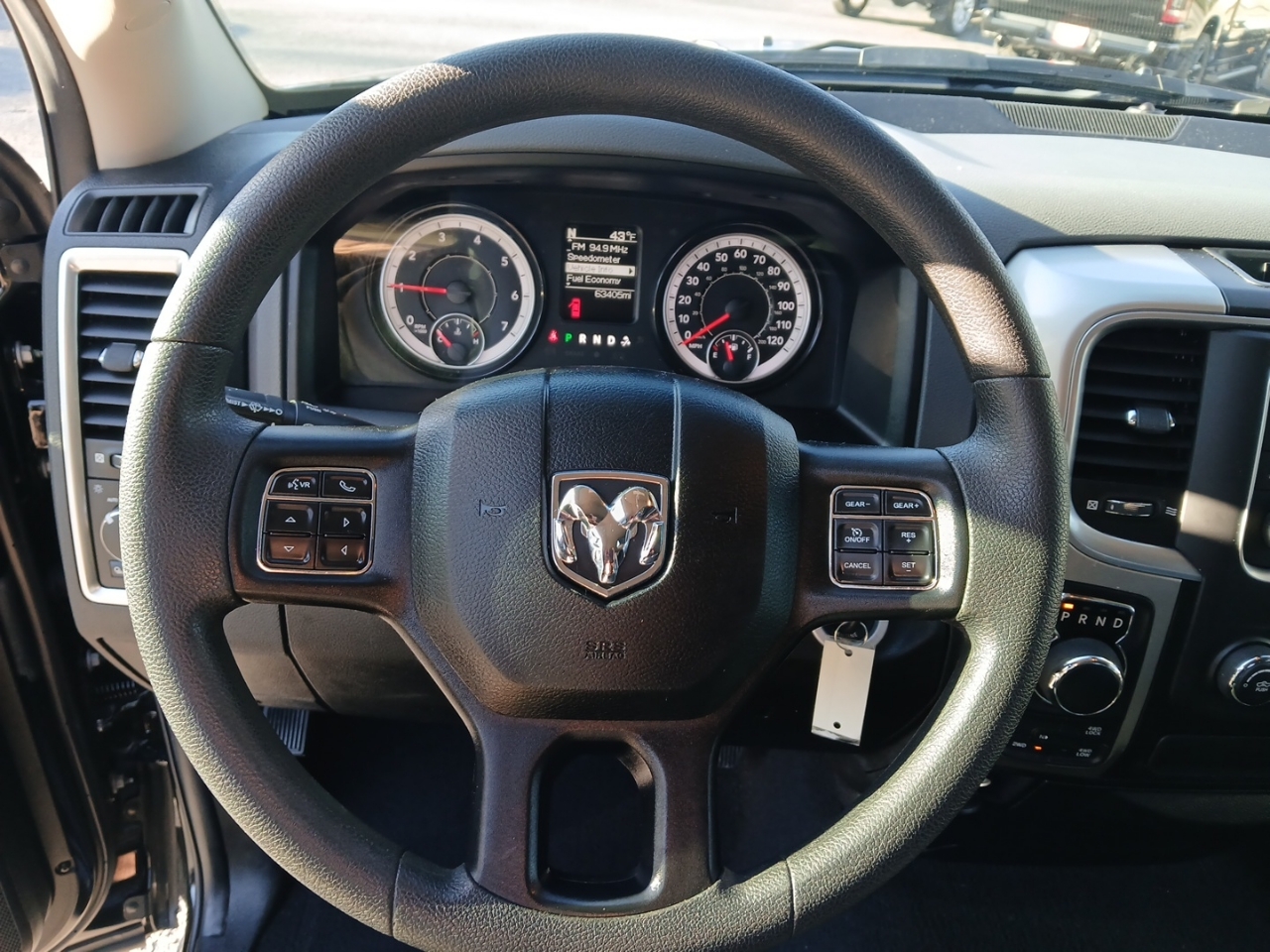 RAM 1500 4WD Quad Cab 140.5" Night 2020