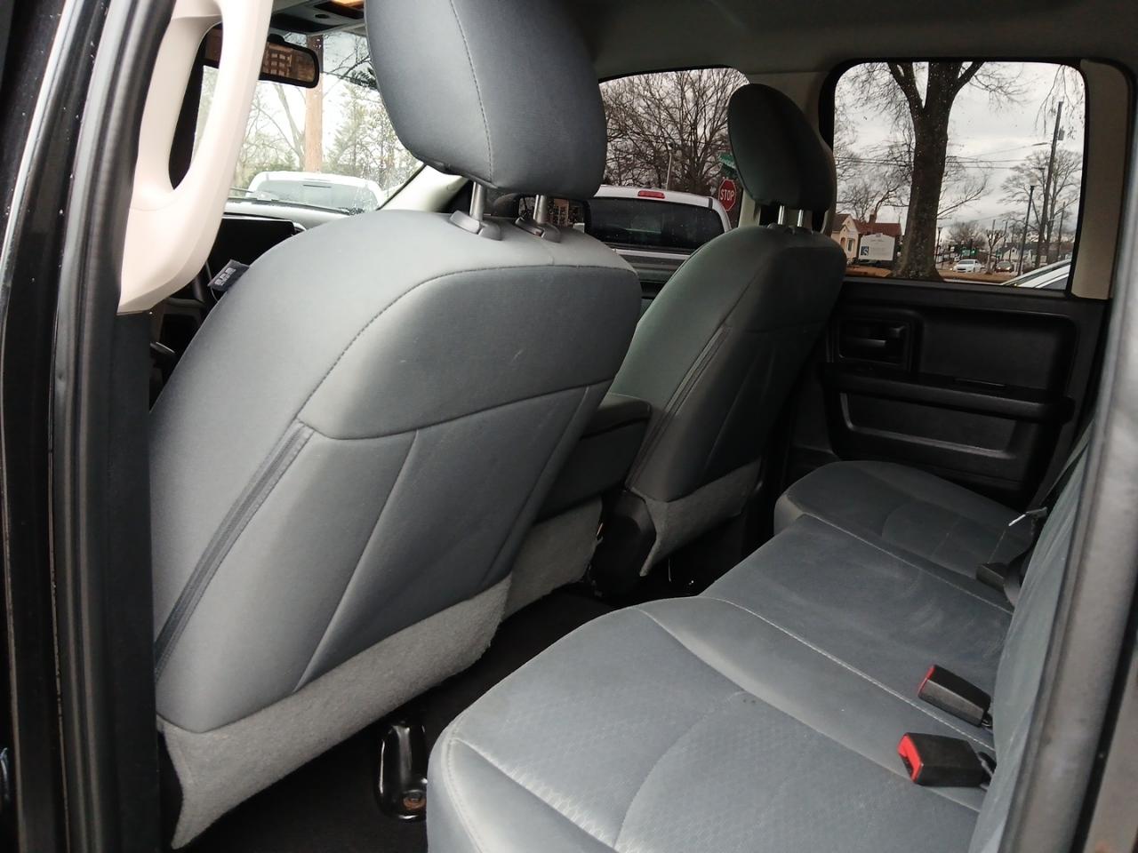 RAM 1500 2WD Quad Cab 140.5" Express 2015