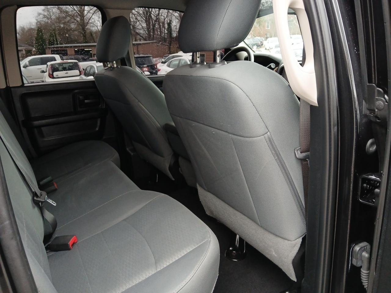 RAM 1500 2WD Quad Cab 140.5" Express 2015