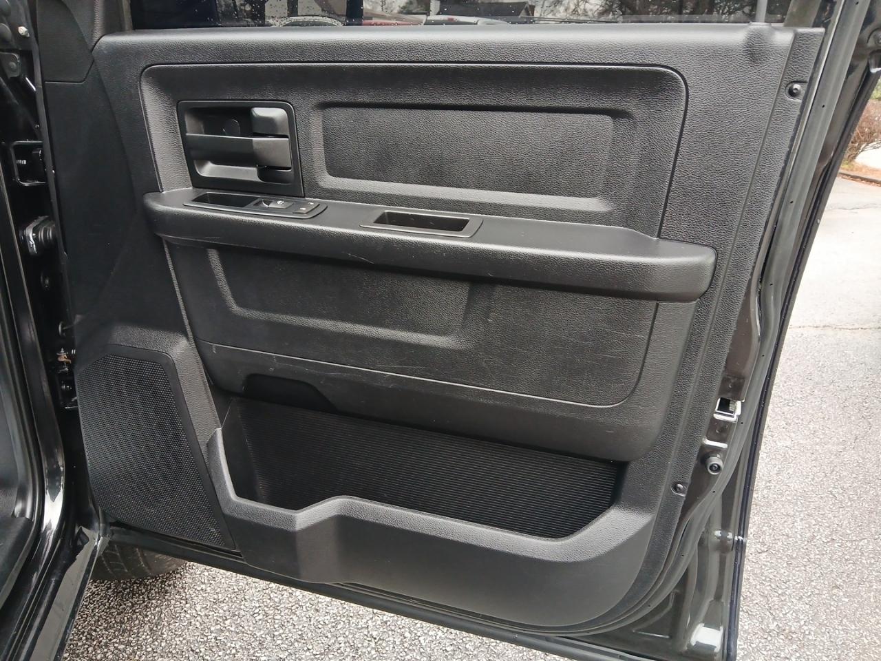 RAM 1500 2WD Quad Cab 140.5" Express 2015