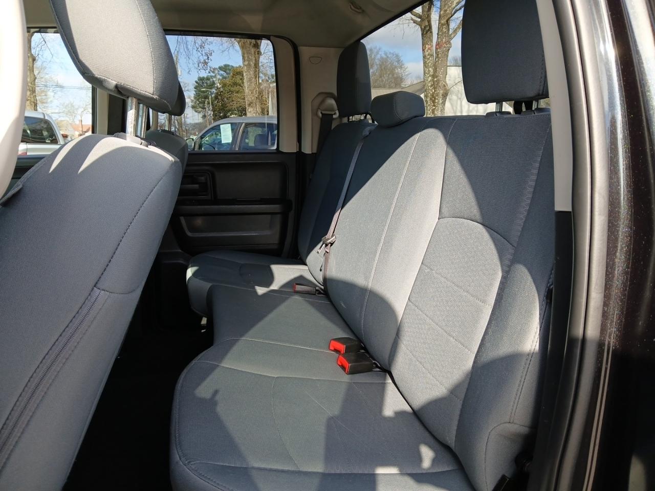 RAM 1500 4WD Quad Cab 140.5" Tradesman 2017