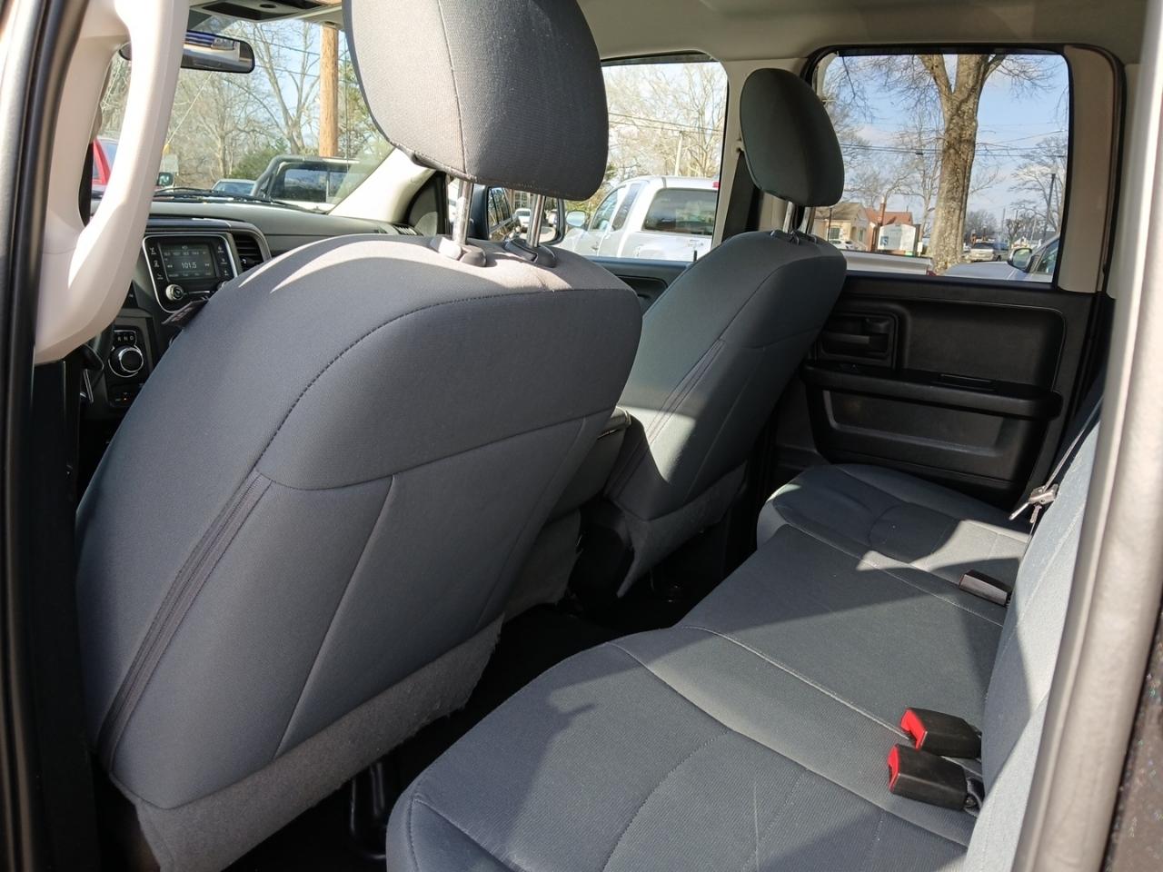 RAM 1500 4WD Quad Cab 140.5" Tradesman 2017