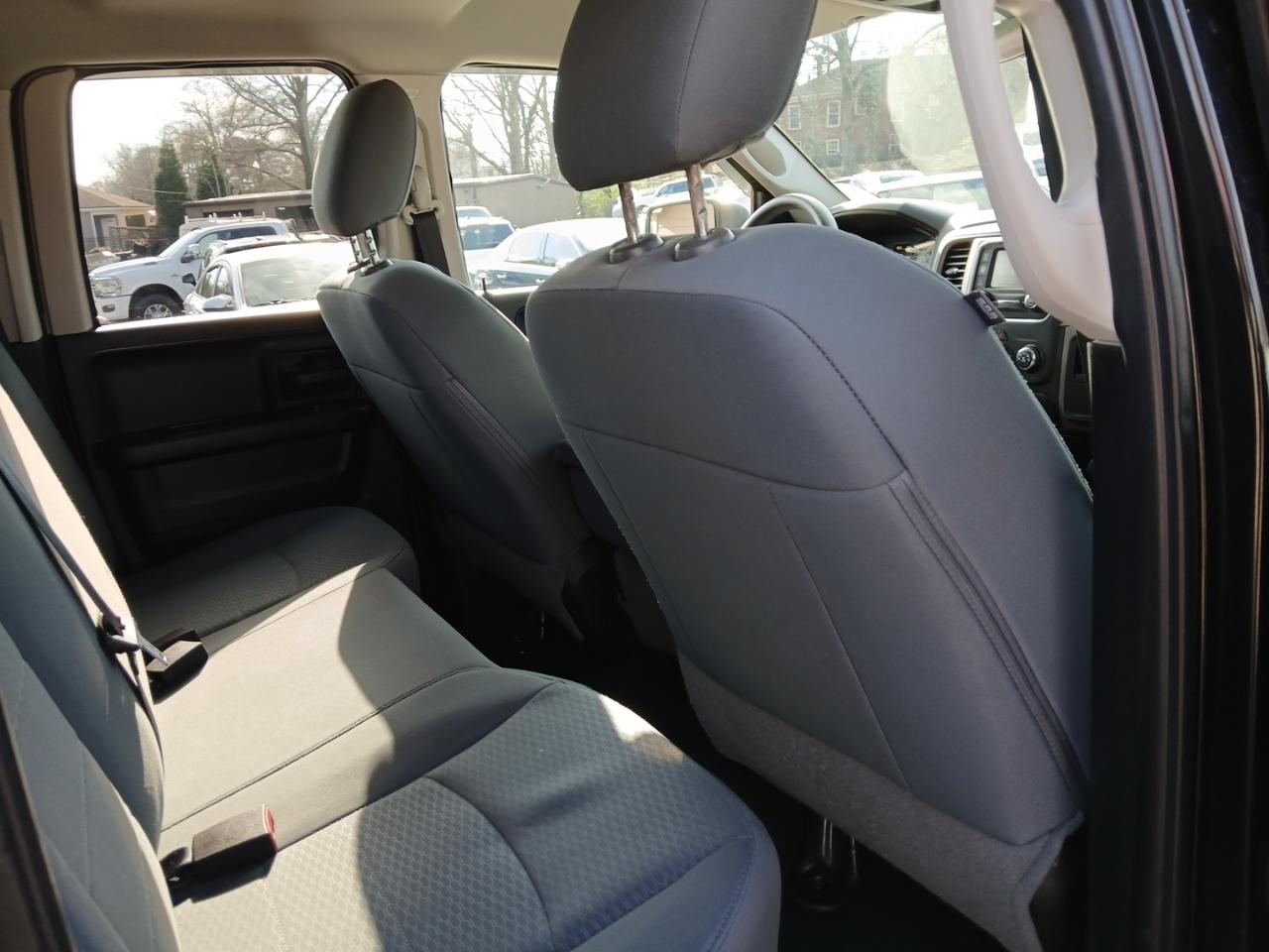 RAM 1500 4WD Quad Cab 140.5" Tradesman 2017