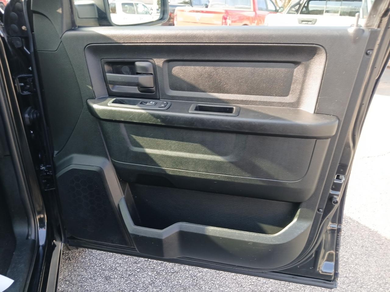 RAM 1500 4WD Quad Cab 140.5" Tradesman 2017