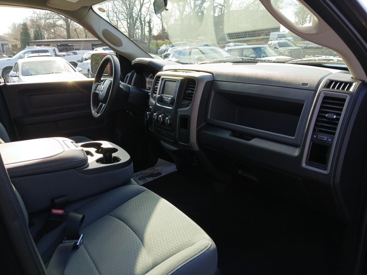 RAM 1500 4WD Quad Cab 140.5" Tradesman 2017