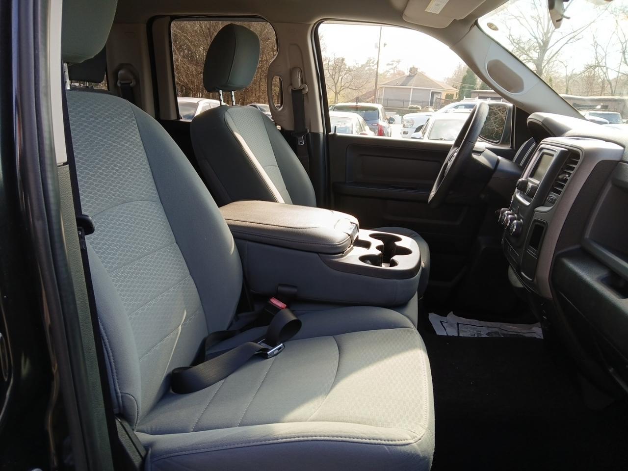 RAM 1500 4WD Quad Cab 140.5" Tradesman 2017