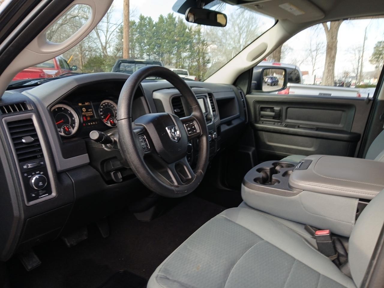 RAM 1500 4WD Quad Cab 140.5" Tradesman 2017