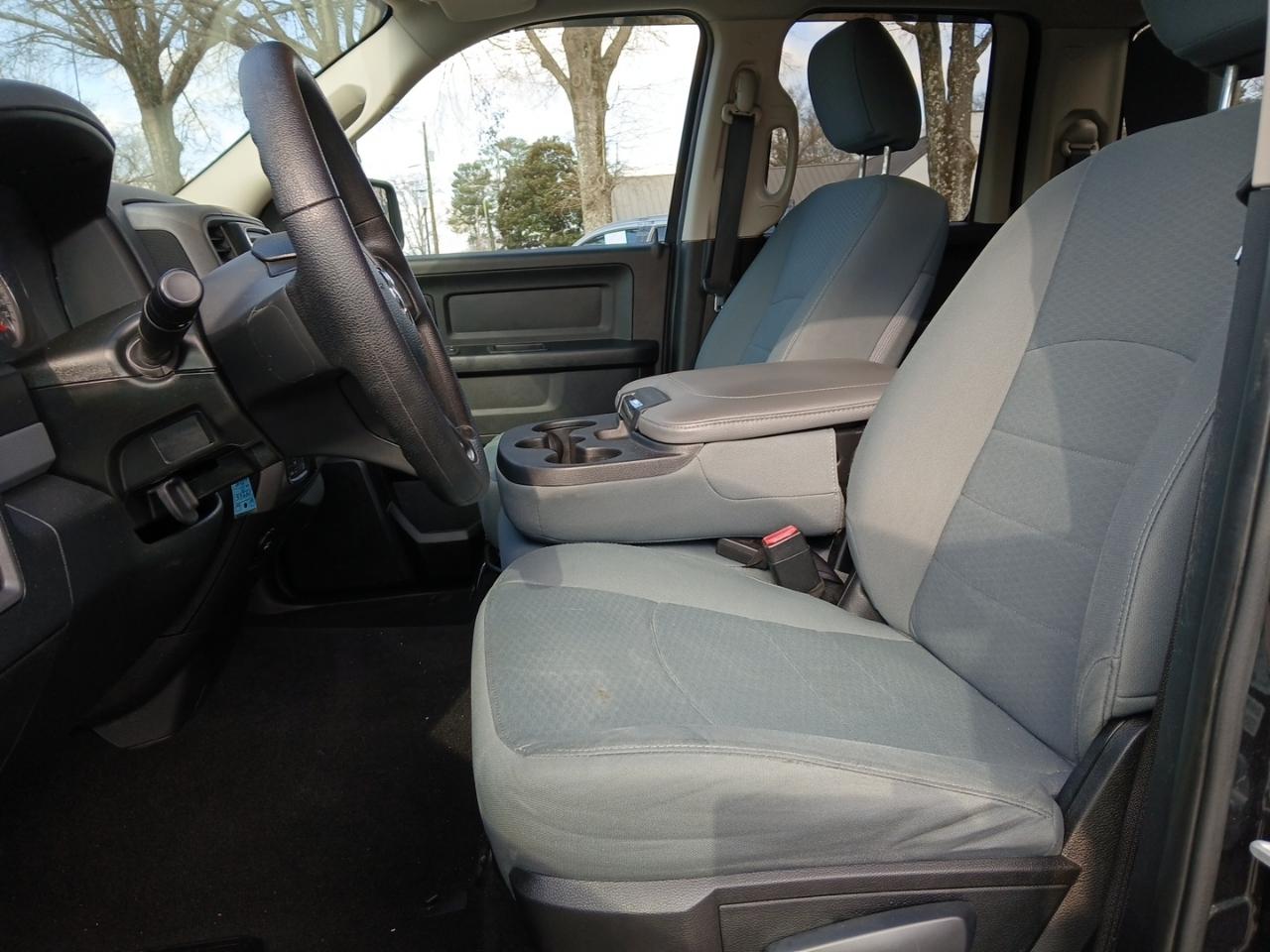 RAM 1500 4WD Quad Cab 140.5" Tradesman 2017