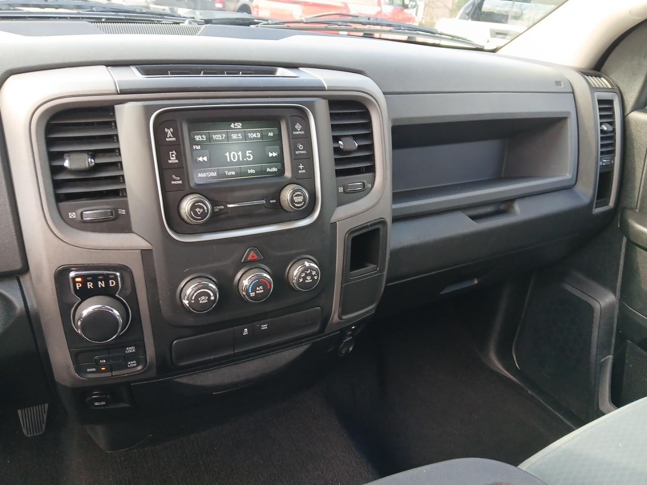 RAM 1500 4WD Quad Cab 140.5" Tradesman 2017