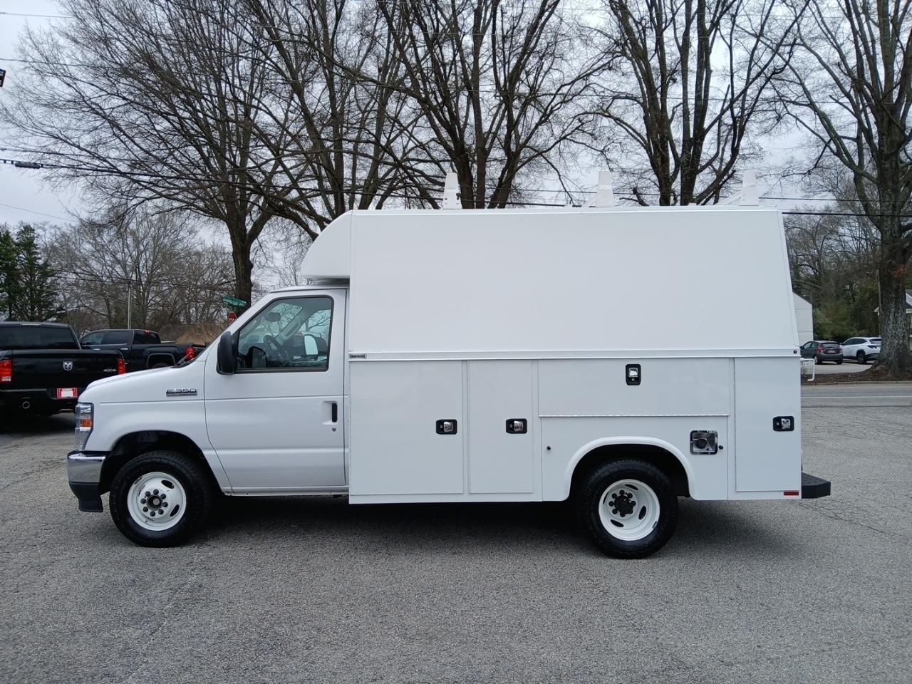 Ford Econoline E-350 Super Duty 2023