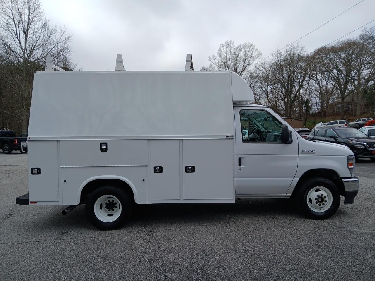 Ford Econoline E-350 Super Duty 2023