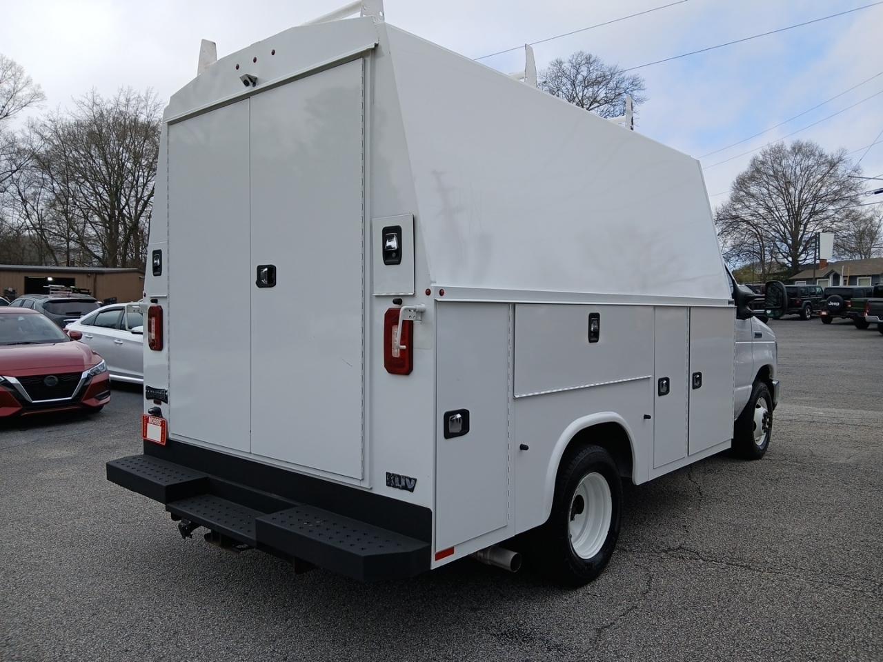 Ford Econoline E-350 Super Duty 2023