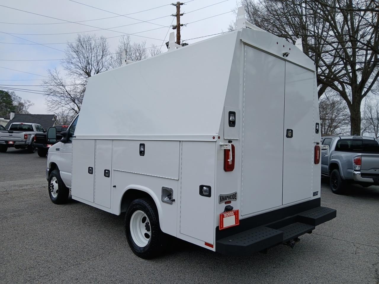 Ford Econoline E-350 Super Duty 2023