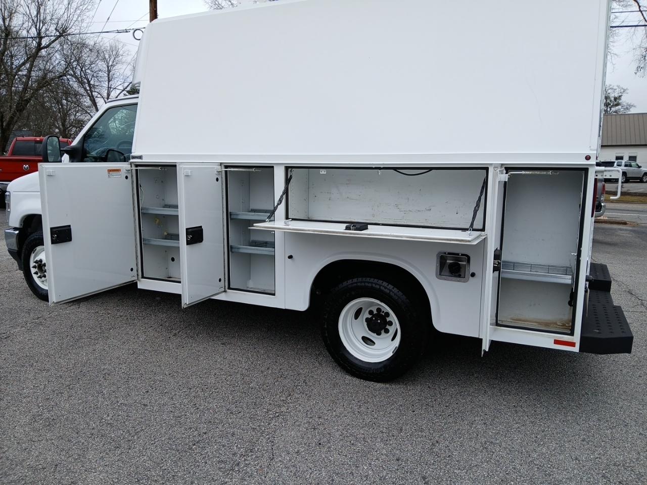 Ford Econoline E-350 Super Duty 2023