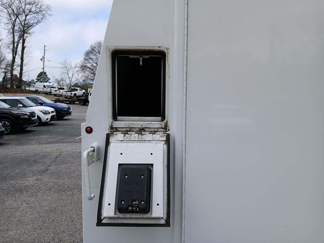 Ford Econoline E-350 Super Duty 2023