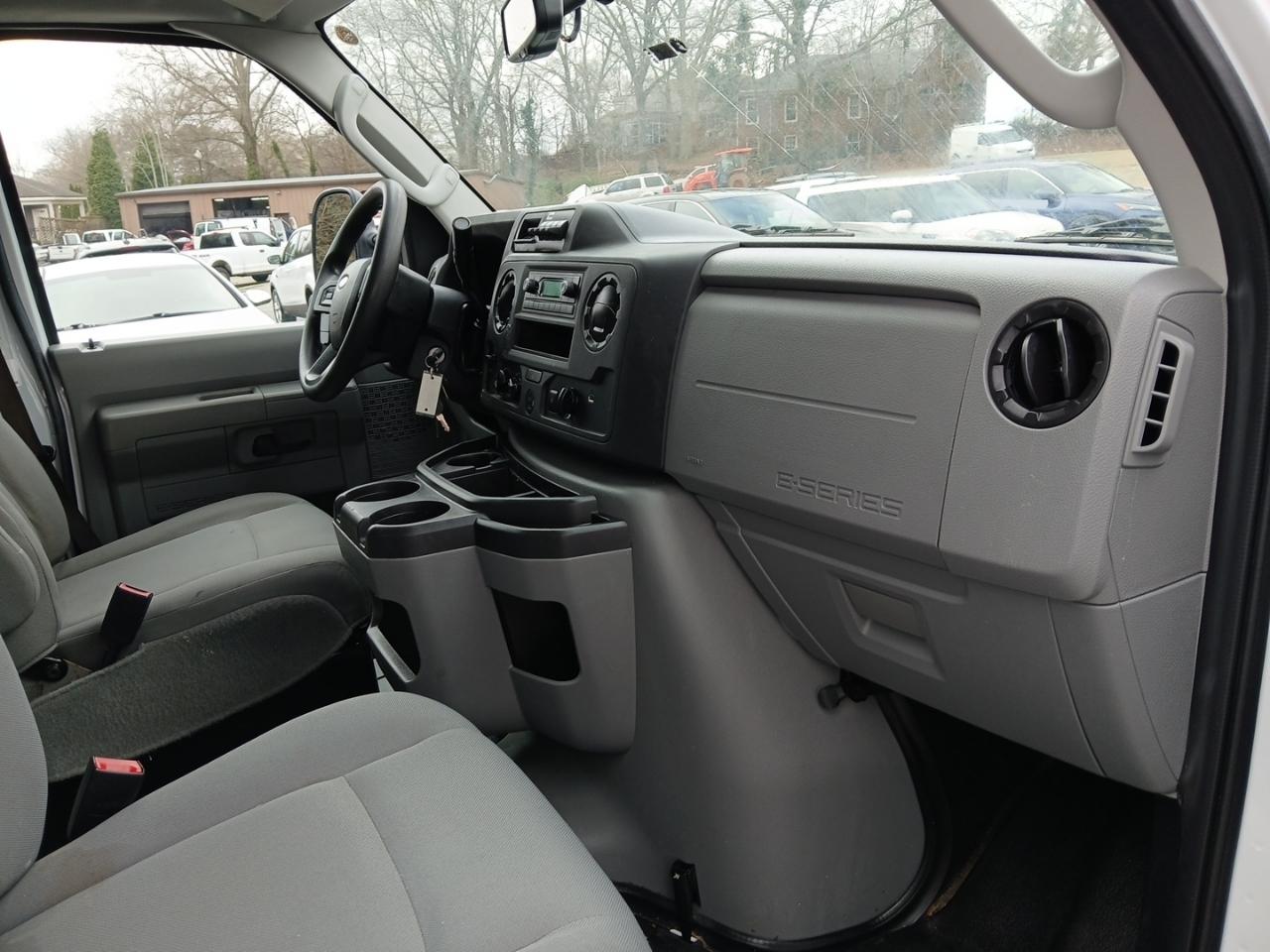 Ford Econoline E-350 Super Duty 2023