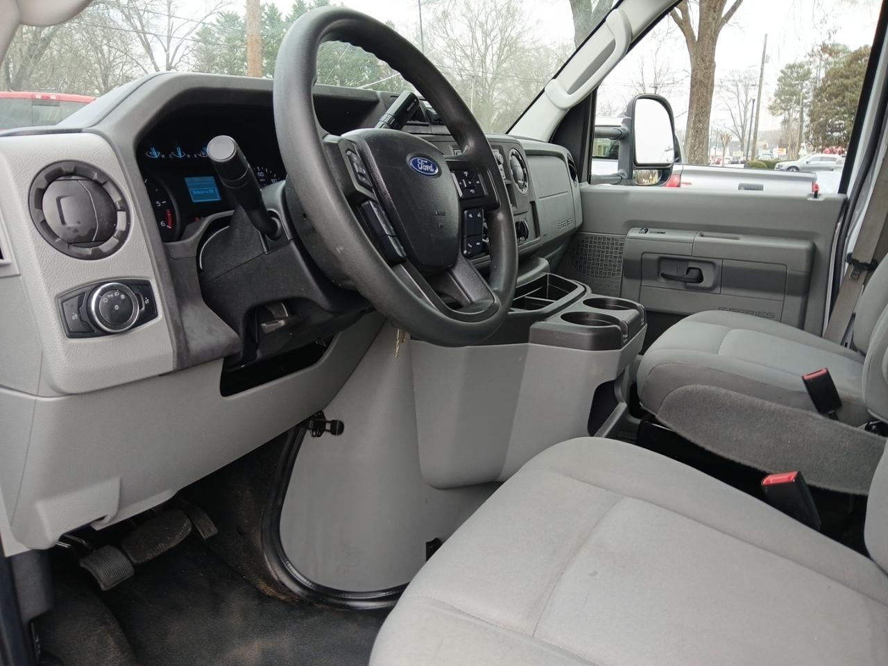 Ford Econoline E-350 Super Duty 2023